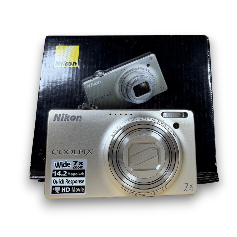 Nikon Coolpix S6000 14.2MP Digital Camera Bundle Silver w/Charger + Battery‎ EUC